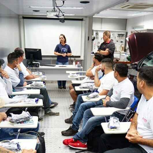 Alunos aprendem controle climático de automóveis em curso gratuito do Fundo Social de Caraguatatuba