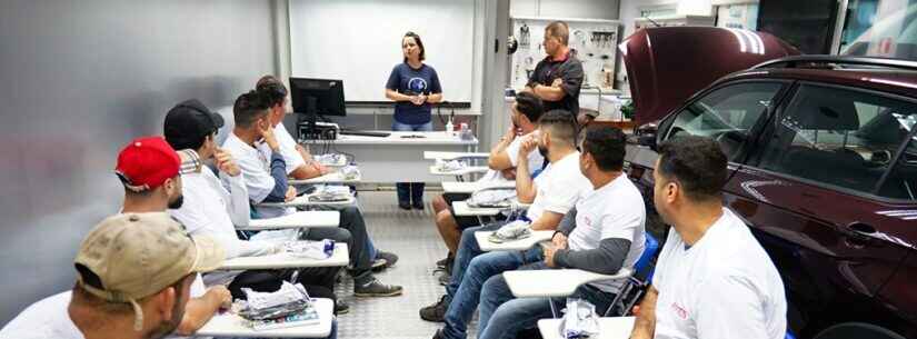 Alunos aprendem controle climático de automóveis em curso gratuito do Fundo Social de Caraguatatuba