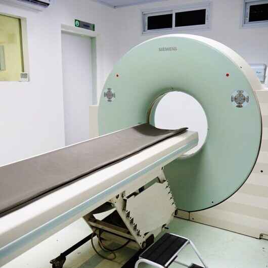 Novo equipamento de tomografia é instalado na UPA Central de Caraguatatuba