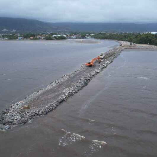Prefeitura de Caraguatatuba inicia obras do Molhe Sul do Juqueriquerê