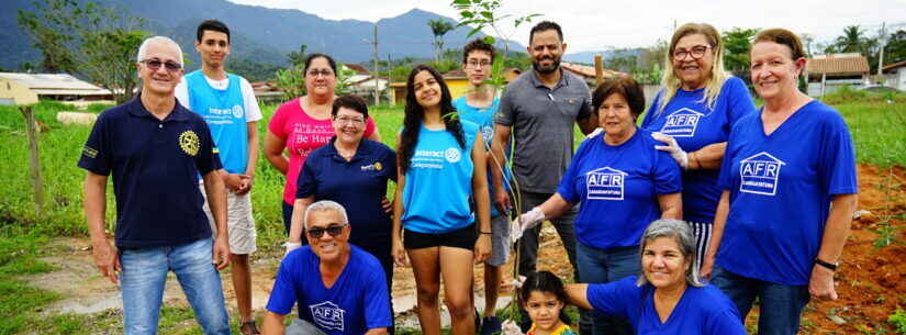 Prefeitura de Caraguatatuba realiza plantio em conjunto com a Casa da Amizade e Interact Club