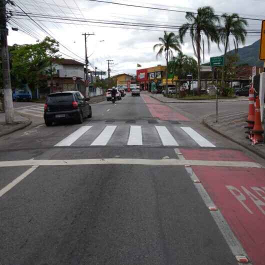 Secretaria de Mobilidade Urbana faz pintura de faixa de pedestre na Avenida Prisciliana de Castilho