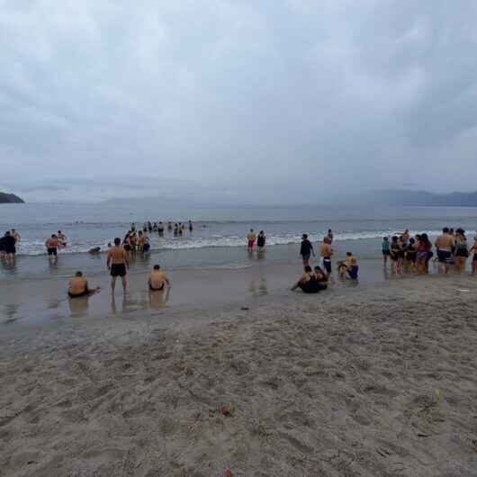 Alunos da Apae de Caçapava tem dia diferenciado na Praia Acessível, em Caraguatatuba