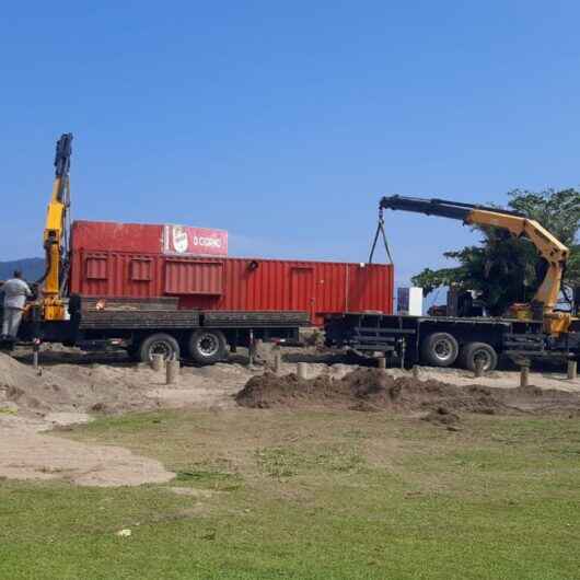 Prefeitura de Caraguatatuba acompanha instalação de contêineres na Praia da Mococa