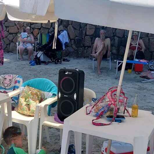 Prefeitura de Caraguatatuba aborda quase 40 pessoas e comércios com caixa de som nas praias e perturbação de sossego