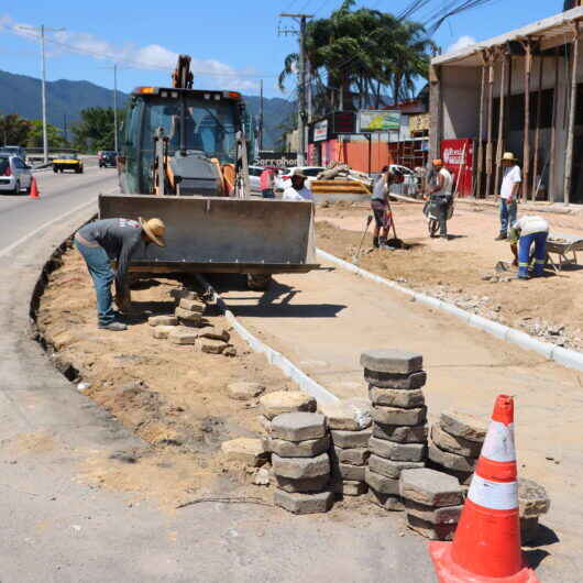 Obra de revitalização da ciclovia chega à ponte do Porto Novo em Caraguatatuba