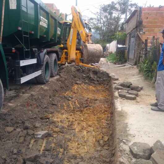 Prefeitura de Caraguatatuba troca bloquetes e nivela avenida no Massaguaçu