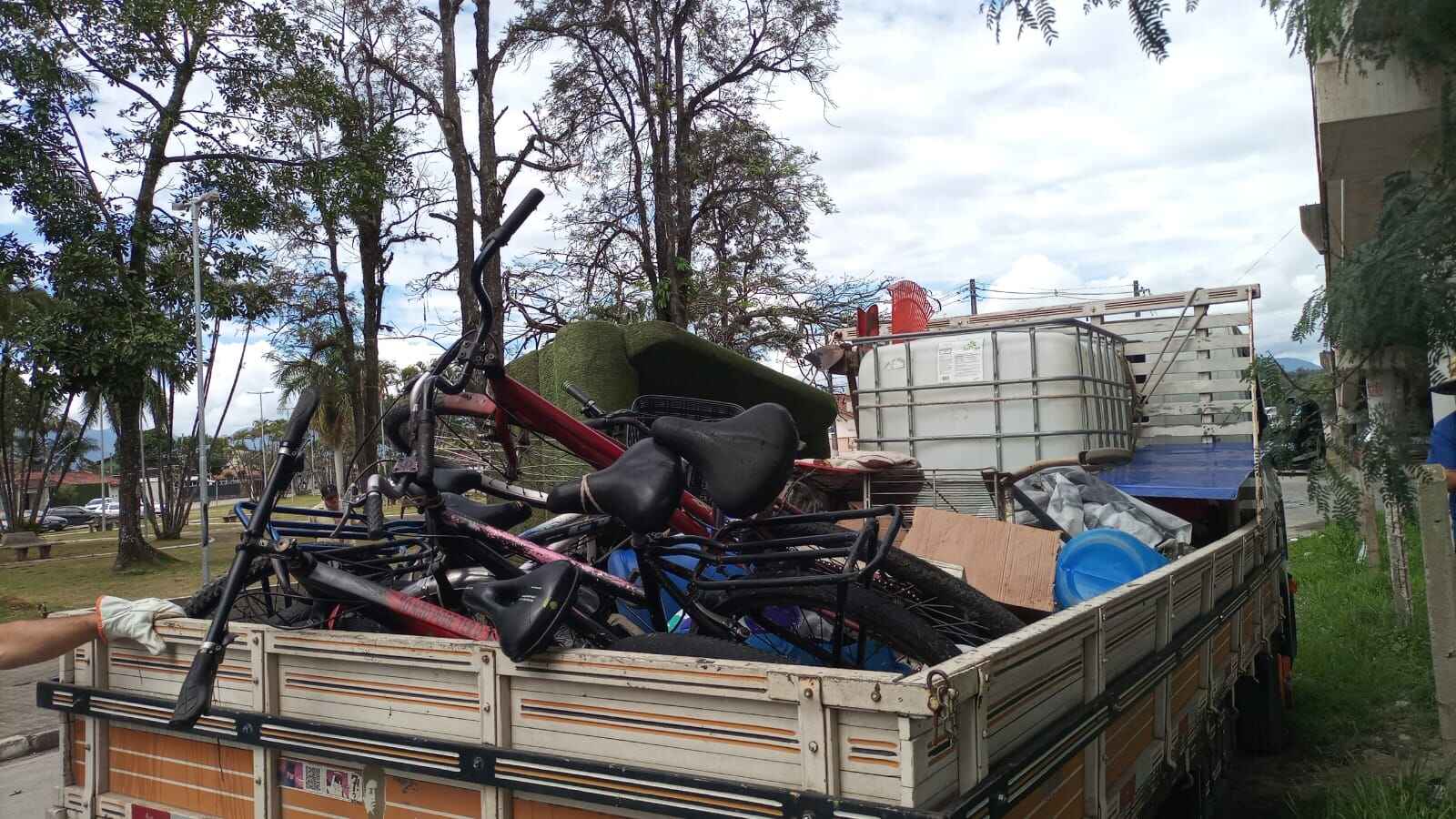 Operação conjunta interdita dois comércios de materiais recicláveis em Caraguatatuba 