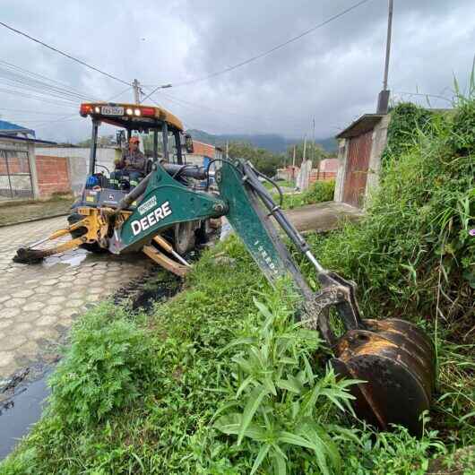 Região Sul de Caraguatatuba recebe ação de limpeza de vala, roçada e manutenção