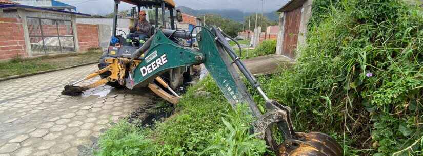 Região Sul de Caraguatatuba recebe ação de limpeza de vala, roçada e manutenção