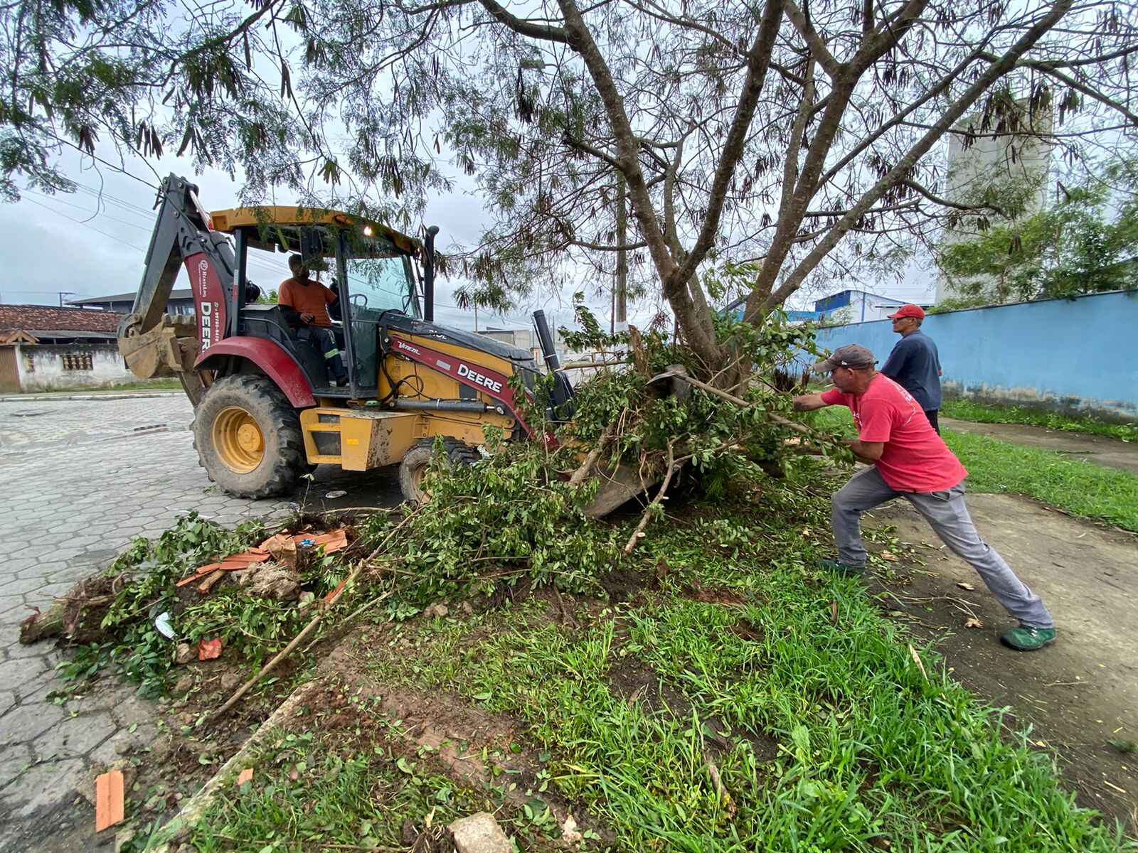 Região Sul de Caraguatatuba recebe ação de limpeza de vala, roçada e manutenção