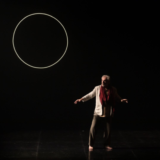 Adaptação teatral de José Saramago ‘Caim’ é atração no Teatro Mario Covas em Caraguatatuba