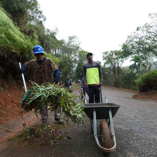 Prefeitura de Caraguatatuba reforça limpeza urbana com mais bolsistas do PEAD