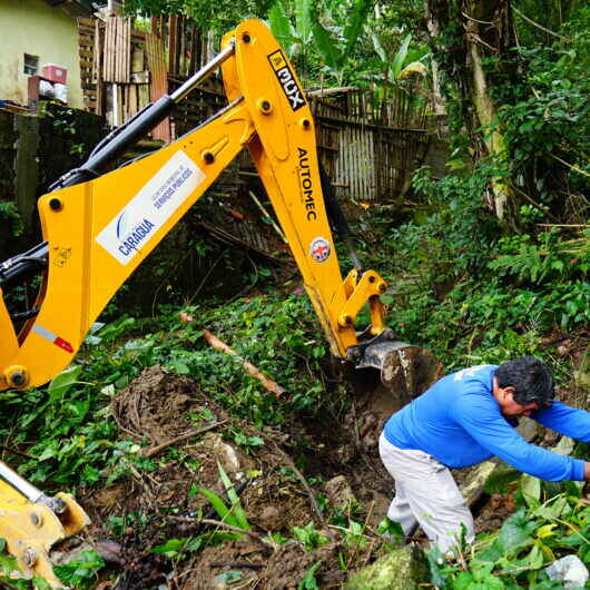 Prefeitura de Caraguatatuba realiza limpeza de vala e repara caixa de inspeção no Sumaré