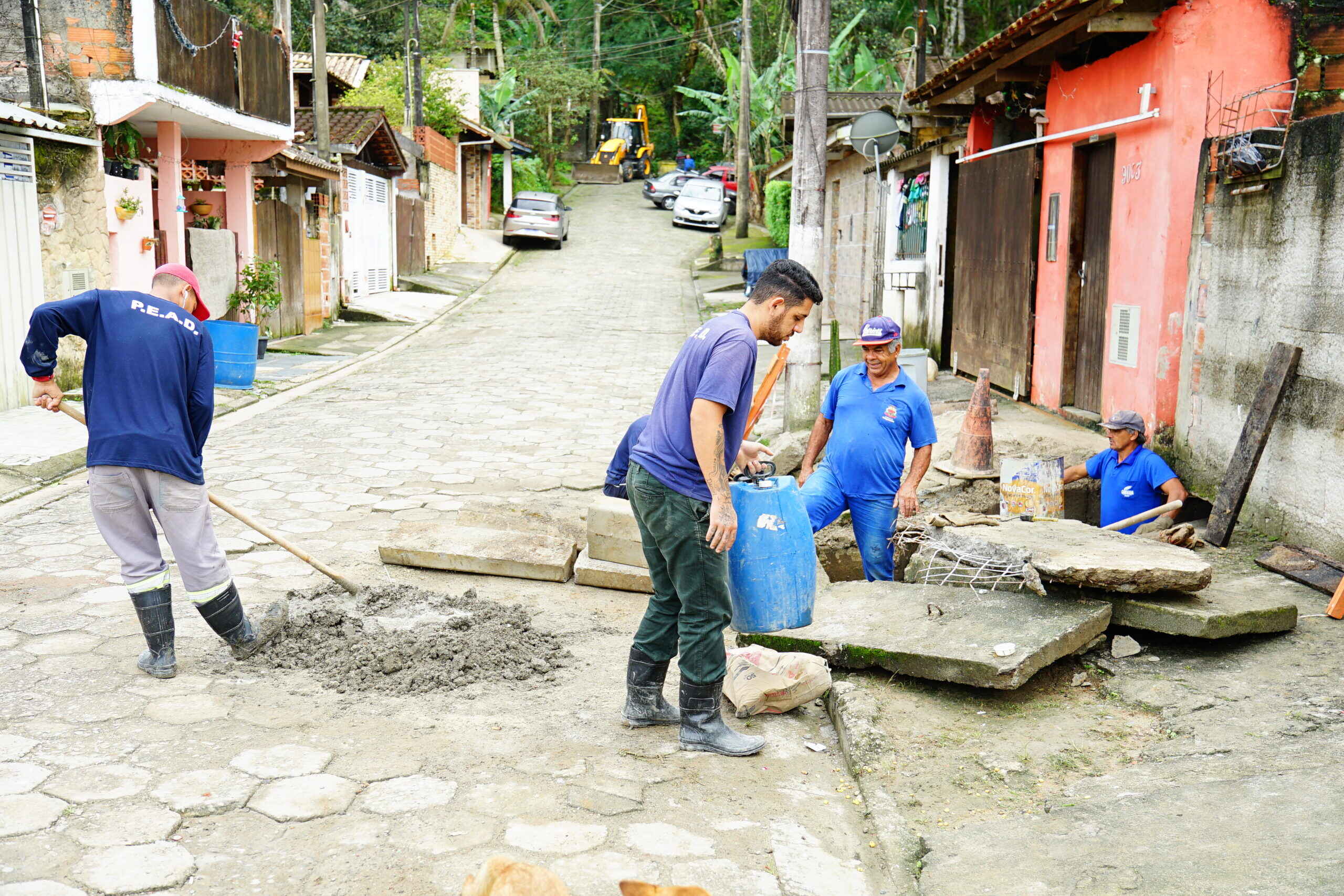 Prefeitura de Caraguatatuba realiza limpeza de vala e repara caixa de inspeção no Sumaré