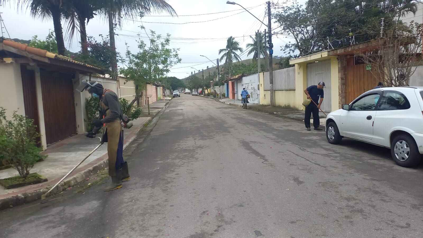 Bairros de Caraguatatuba recebem roçada e limpeza nesta quarta-feira