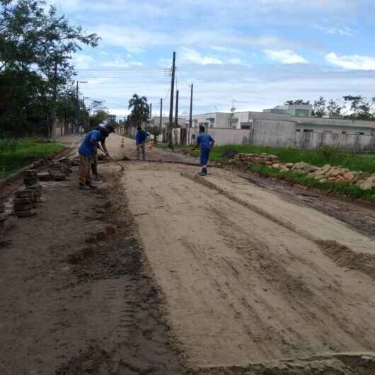 Caraguatatuba realiza nivelamento e recolocação de bloquetes em ruas do Massaguaçu e Ponte Seca