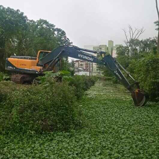 Caraguatatuba realiza desassoreamento preventivo de vala de drenagem na Martim de Sá