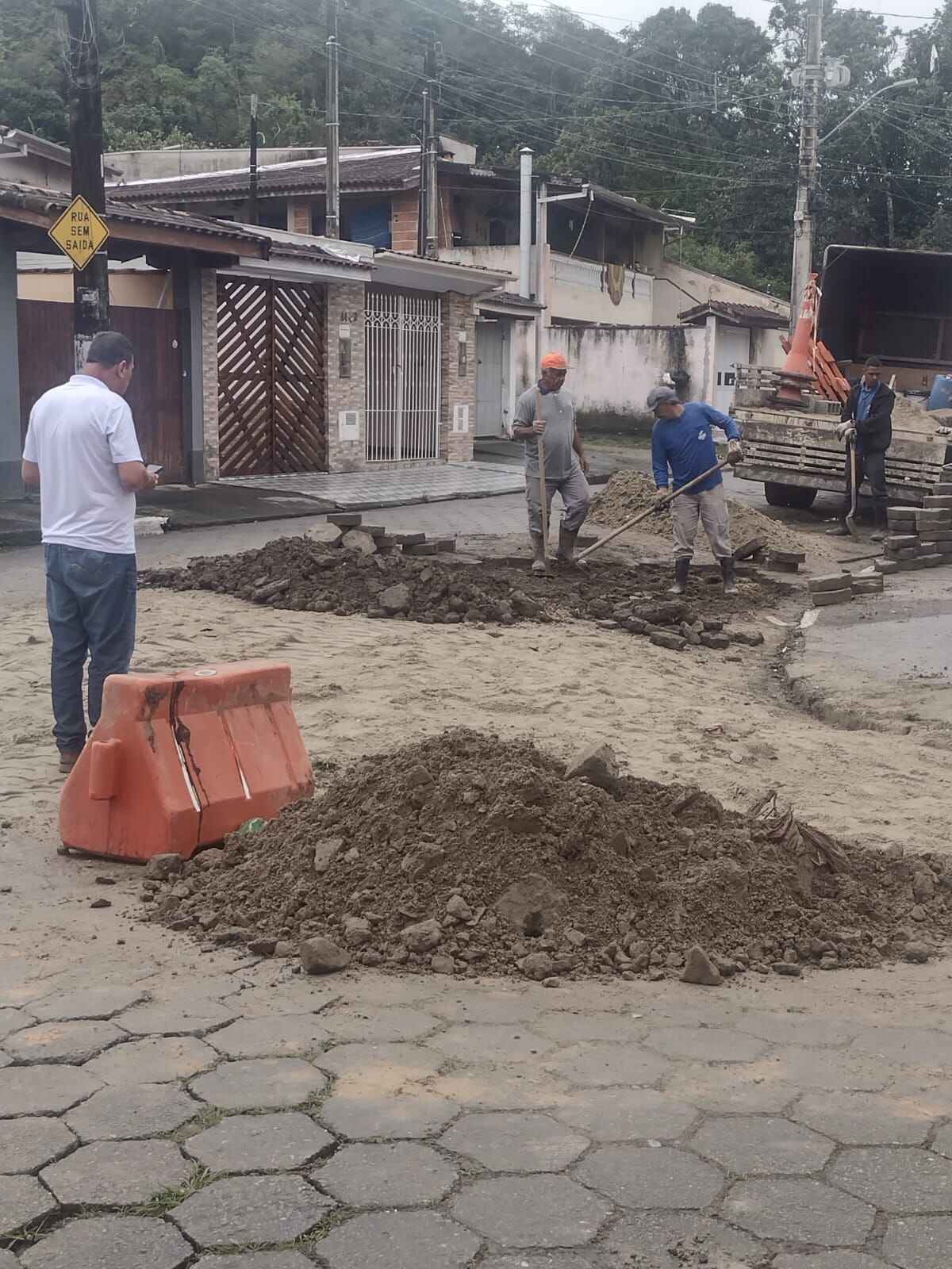 Caraguatatuba realiza nivelamento e recolocação de bloquetes em ruas do Massaguaçu e Ponte Seca
