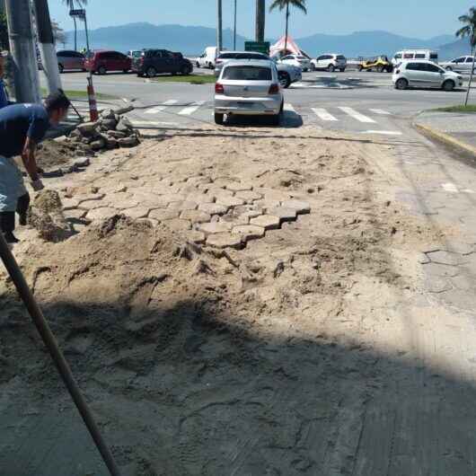 Prefeitura de Caraguatatuba realiza realinhamento de bloquetes em rua do Centro