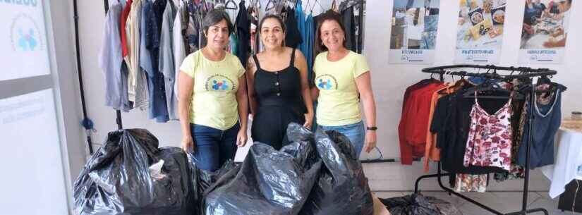 Fundo Social de Caraguatatuba recebe doação de 330 peças de roupas e campanha de arrecadação continua