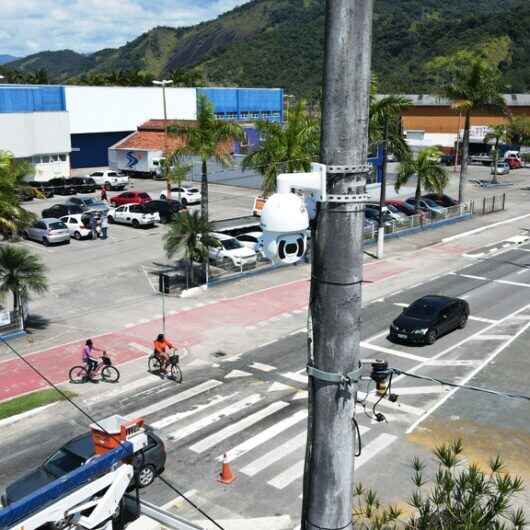 Prefeito de Caraguatatuba acompanha instalação de câmeras de monitoramento na cidade