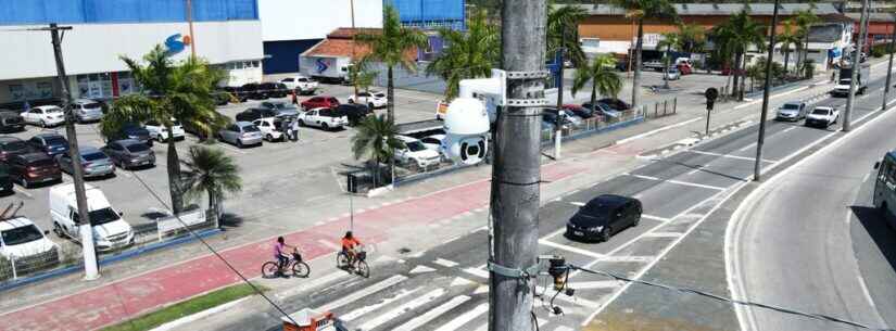 Prefeito de Caraguatatuba acompanha instalação de câmeras de monitoramento na cidade