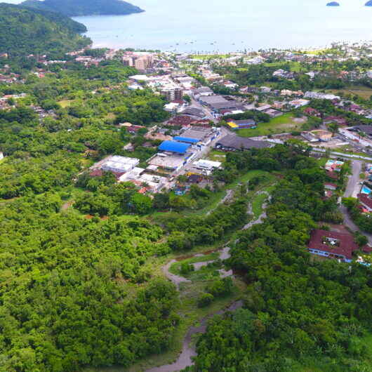 Prefeitura de Caraguatatuba integra mutirão de limpeza do rio e praia da Tabatinga