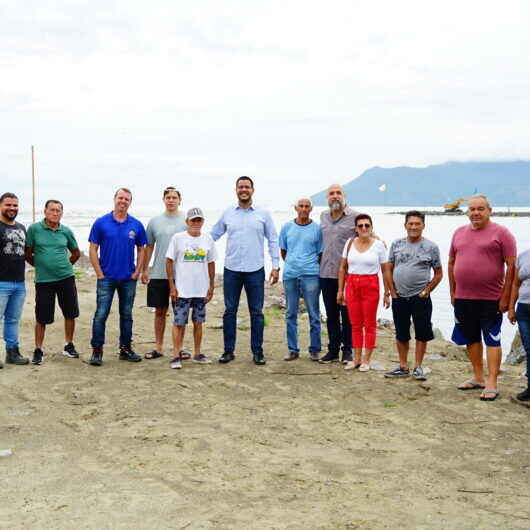 Dia do Rio: Prefeito de Caraguatatuba e pescadores visitam obras no Rio do Juqueriquerê