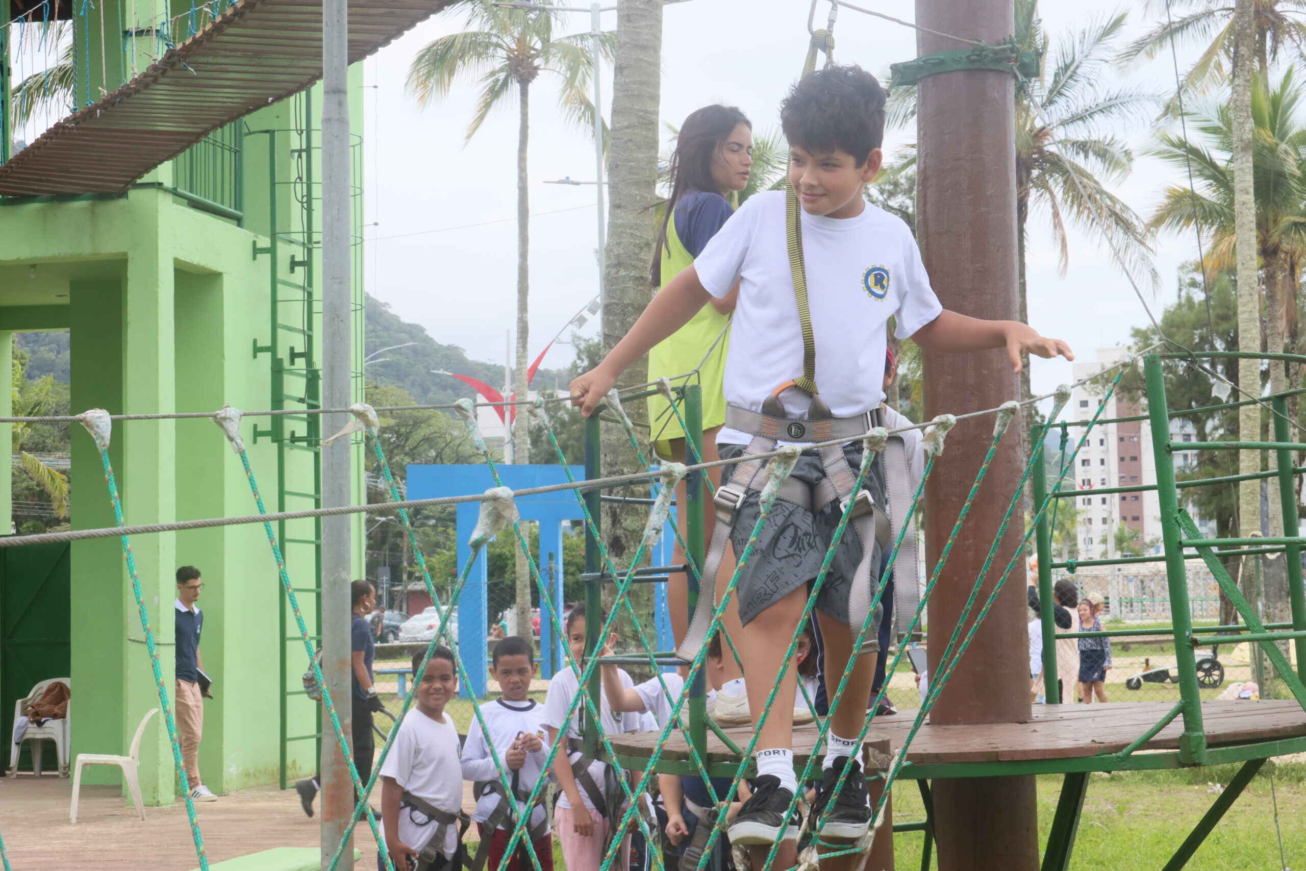 Praia Acessível e Espaço Aventura tem dia de intercambio entre escolas bilíngues de Caragua e São José