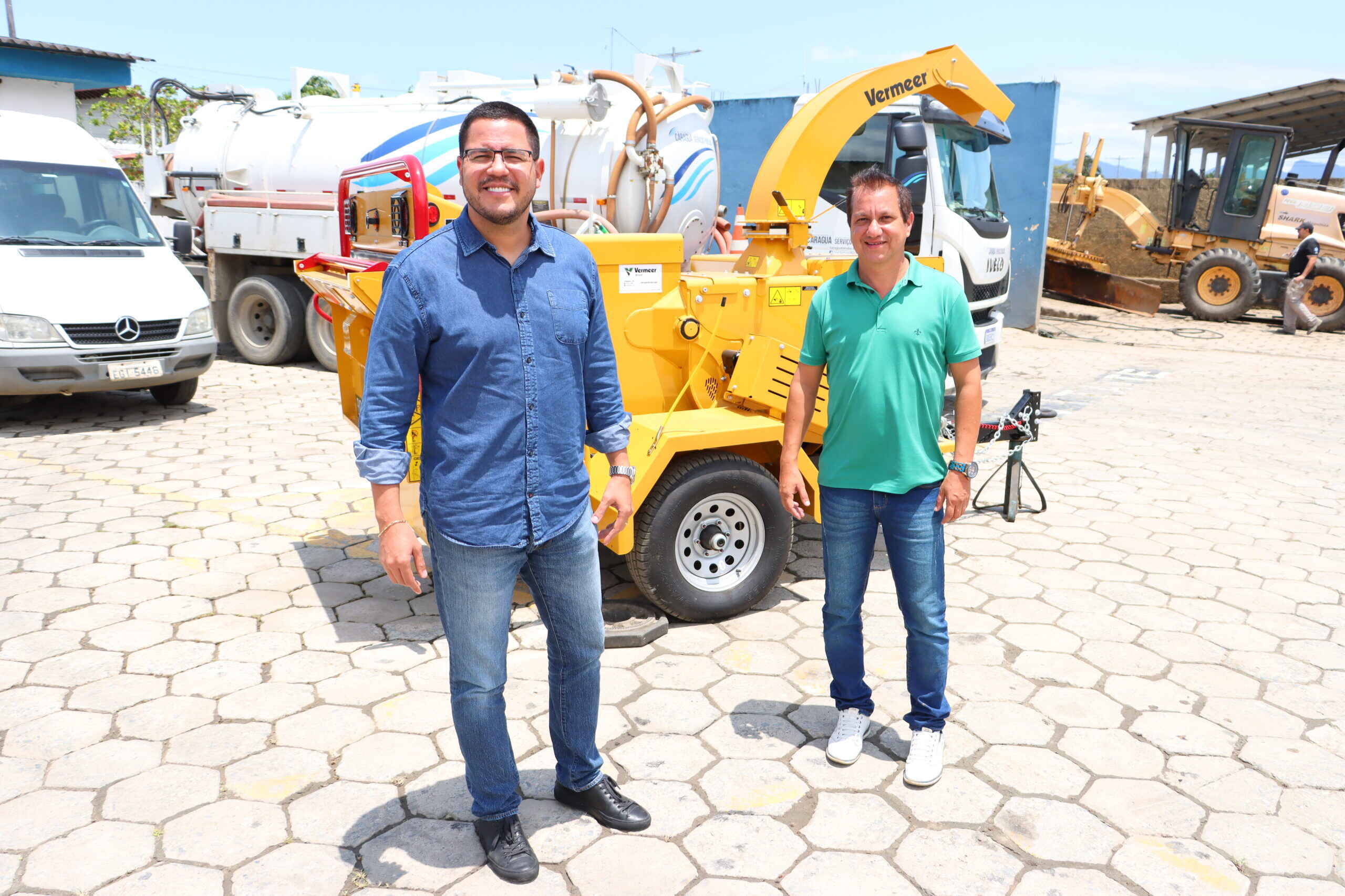 Caraguatatuba recebe máquina trituradora de folhas e galhos e dobra serviço no município