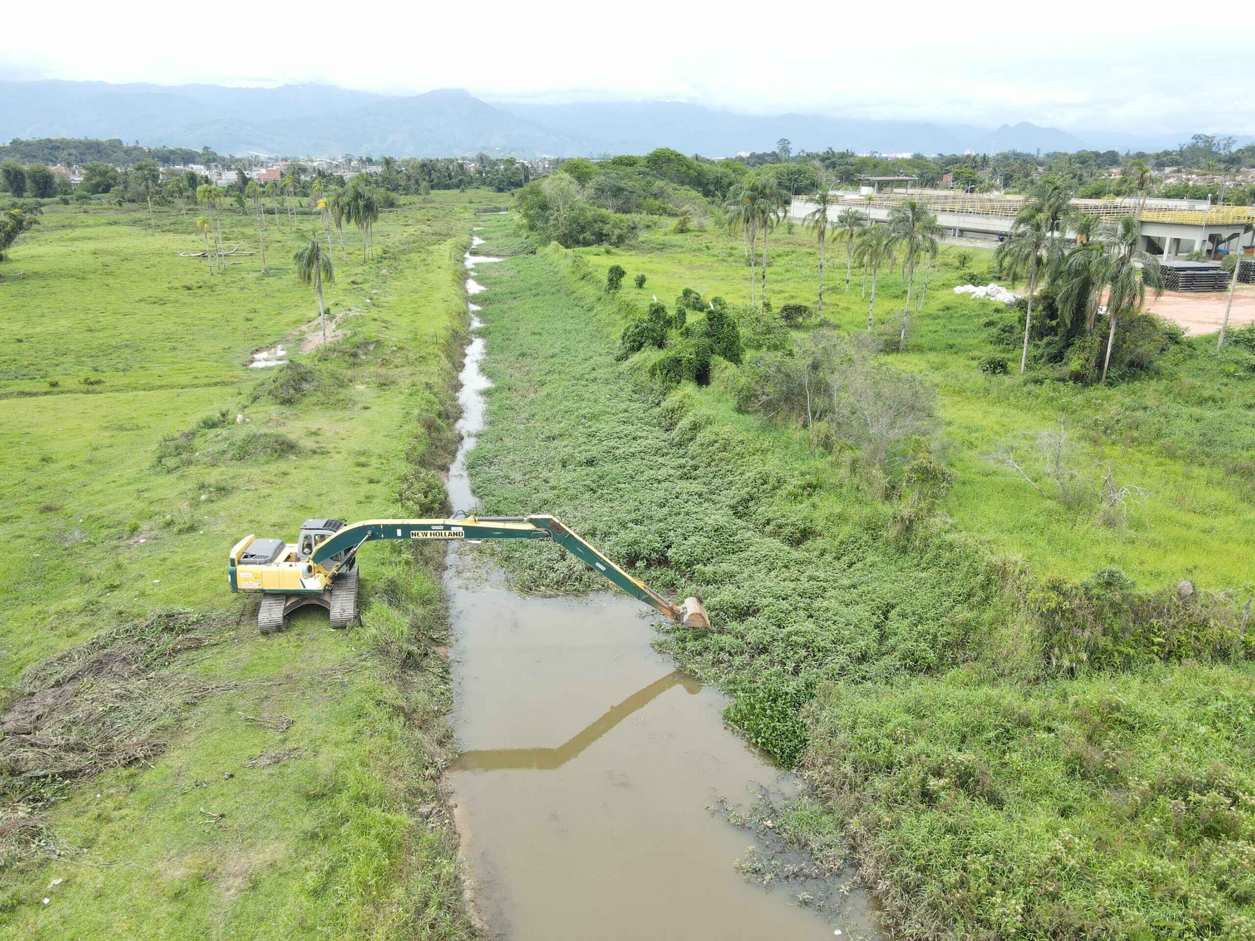 Nova máquina dobra capacidade de limpeza de vala em Caraguatatuba