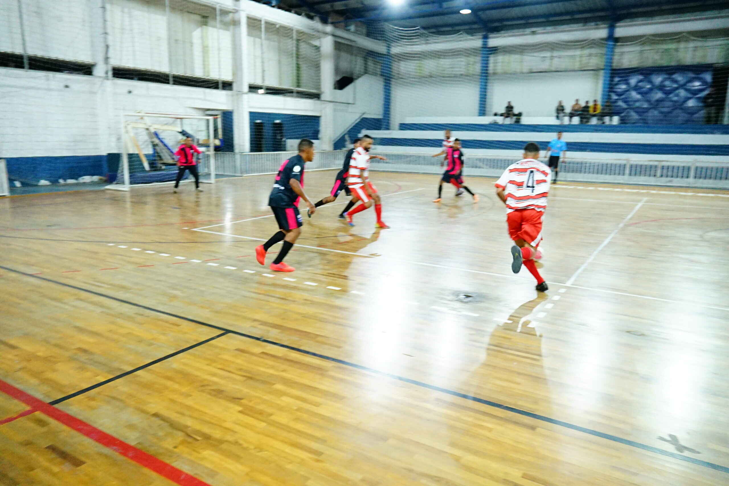 Campeonatos de Futsal Séries Prata e Ouro de Caraguatatuba chegam às fases decisivas