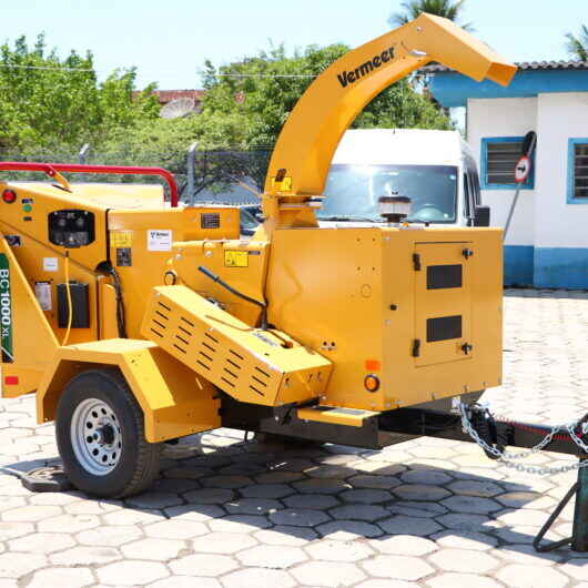 Caraguatatuba recebe máquina trituradora de folhas e galhos e dobra serviço no município