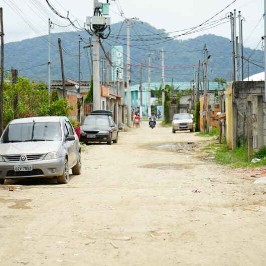 Rua no Perequê-Mirim começa a receber infraestrutura com instalação de água e esgoto