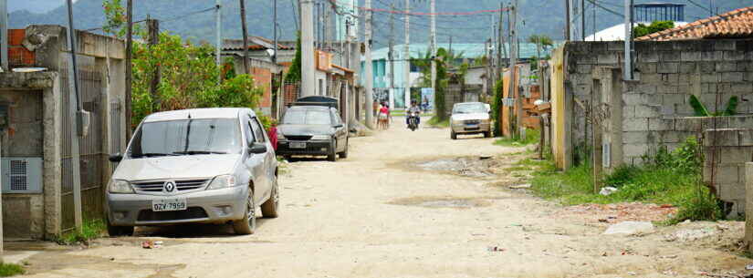 Rua no Perequê-Mirim começa a receber infraestrutura com instalação de água e esgoto