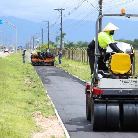 Novo pavimento é implantado nas obras de revitalização da ciclovia de Caraguatatuba