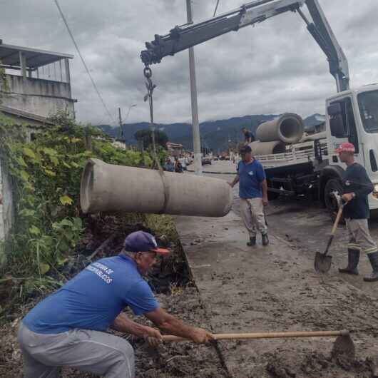 Prefeitura de Caraguatatuba instala 35 metros de tubulação para fechamento de vala no Tinga