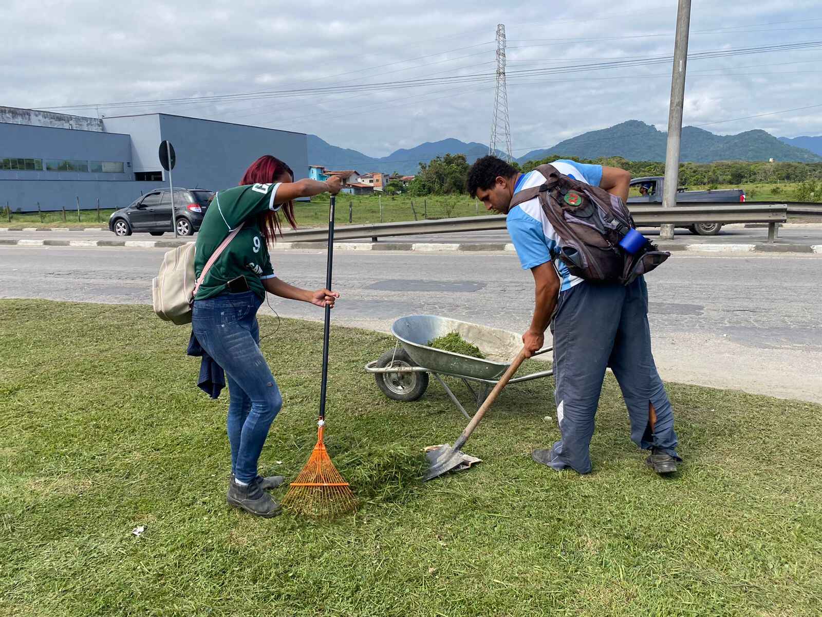 Ruas da Região Sul de Caraguatatuba recebem limpeza e roçada nesta quinta-feira