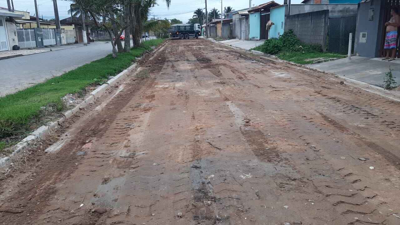 Caraguatatuba realiza nivelamento de principal Avenida do bairro Golfinhos