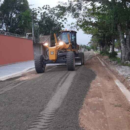 Caraguatatuba realiza nivelamento de principal Avenida do bairro Golfinhos