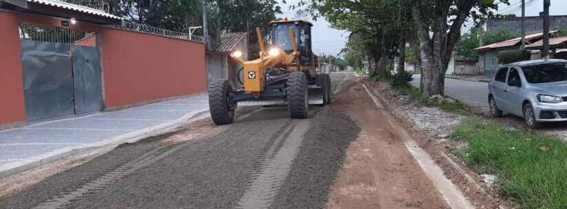 Caraguatatuba realiza nivelamento de principal Avenida do bairro Golfinhos