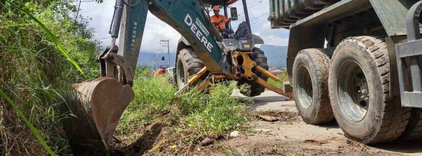 Prefeitura realiza serviço preventivo de limpeza de valas na região sul de Caraguatatuba