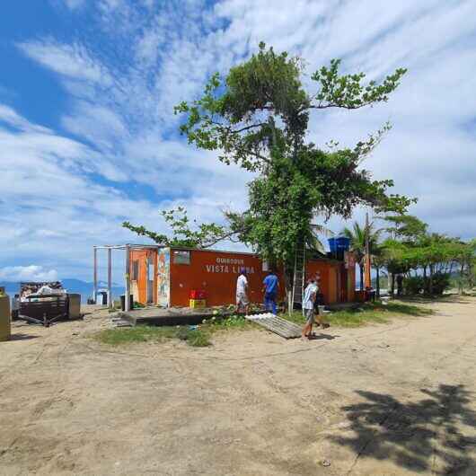 Prefeitura de Caraguatatuba realiza vistoria em quiosques da Praia da Mococa