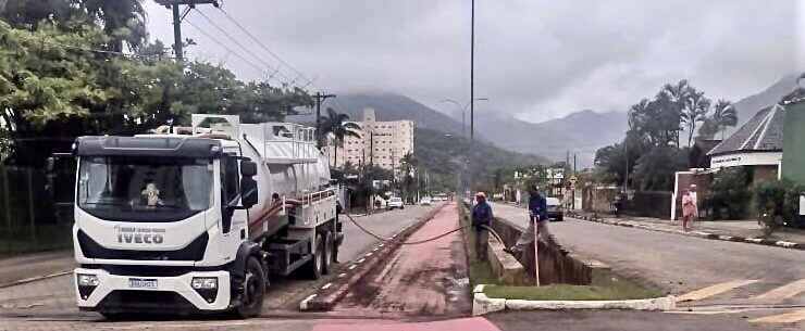 Prefeitura de Caraguatatuba limpa e desobstrui galerias pluviais na Martim de Sá após temporal