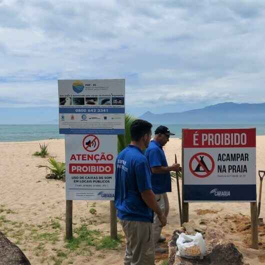 Prefeitura de Caraguatatuba instala placas sobre proibições nas praias do município