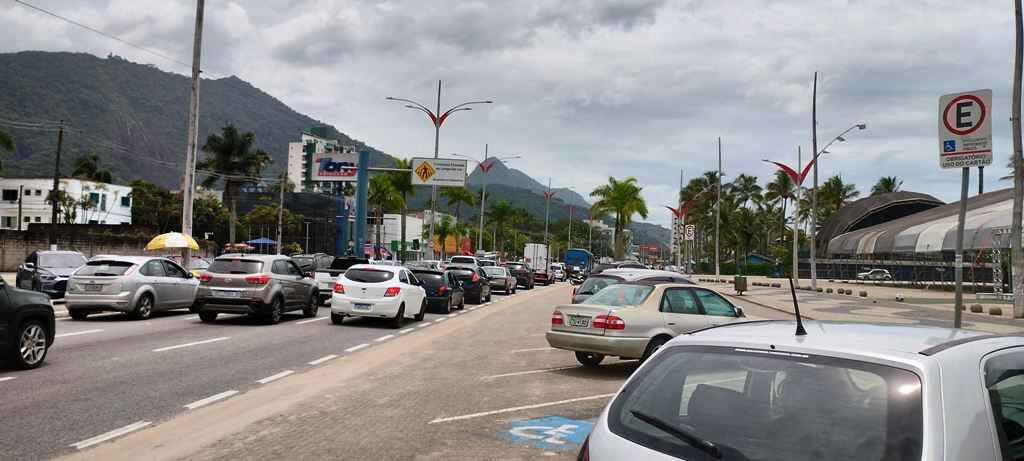 Orla de Caraguá vira estacionamento de carretas que transportam