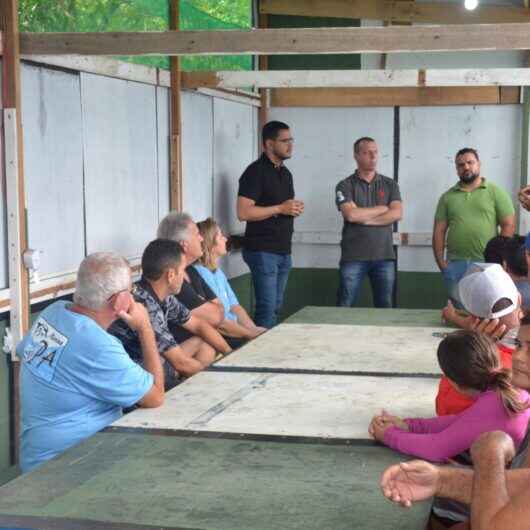 Canal do Rio Juqueriquerê recebe desassoreamento para melhorar fluxo de água e navegação durante temporada