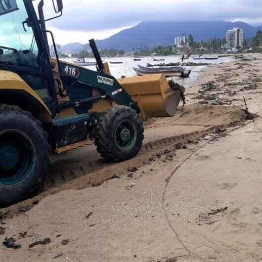 Após ressaca, Prefeitura de Caraguatatuba realiza força-tarefa de limpeza nas praias