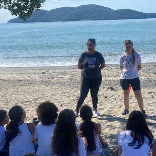 Alunos participam de atividades práticas sobre a vegetação jundu na Praia da Mococa